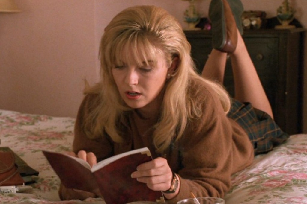 Laura Palmer on her bed reading her diary