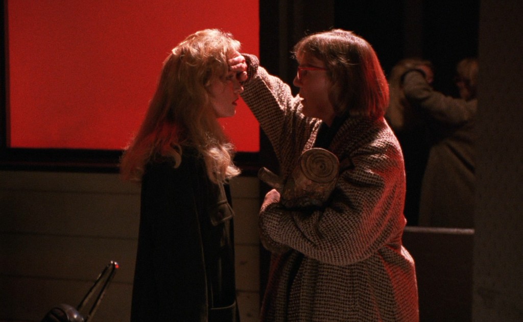 Margaret Lanterman with her log touches Laura Palmer's forehead outside the Roadhouse